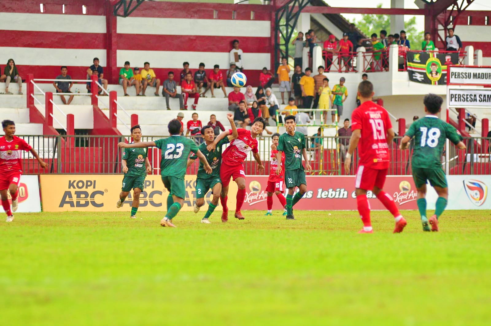 BERSAING SENGIT: Tim Perssu Madura City (jersi merah) saat bertanding dengan Persesa Sampang (jersi hijau) pada putaran kedua Liga 3 Jatim di Stadion A. Yani Sumenep pada Jumat (15/12)