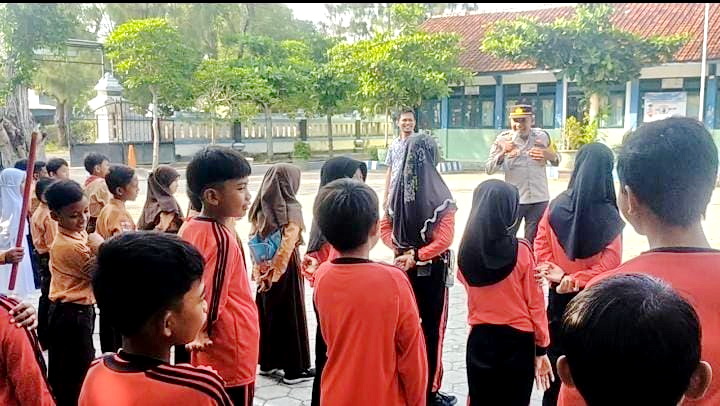 PEDULI: Plh Kapolsek Torjun Ipda Sugianto Hadi Prayitno memberikan arahan kepada siswa, Jumat (15/12). (POLSEK TORJUN UNTUK JPRM)