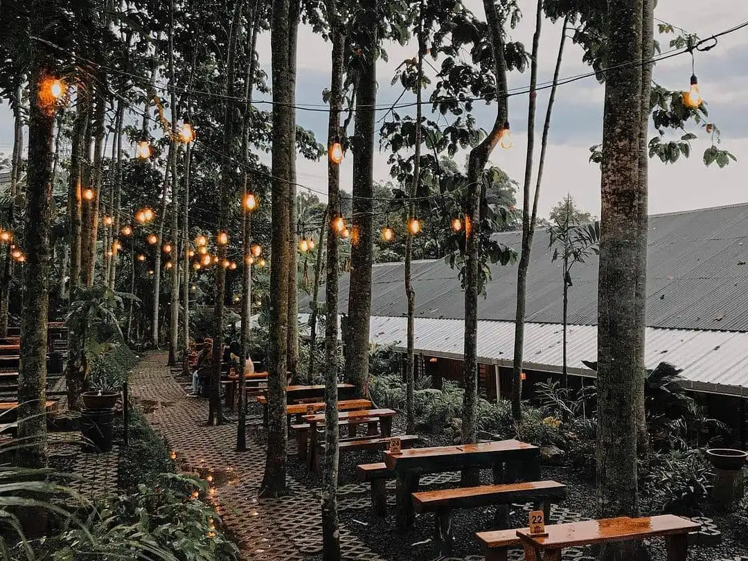 Cafe Alas Trawas yang memukau dengan nuansa alamnya.