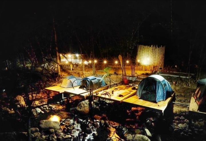 Suasana wisata Kedung Minten River Camp di malam hari (kedungmintenrivercamp untuk RadarMadura.id.