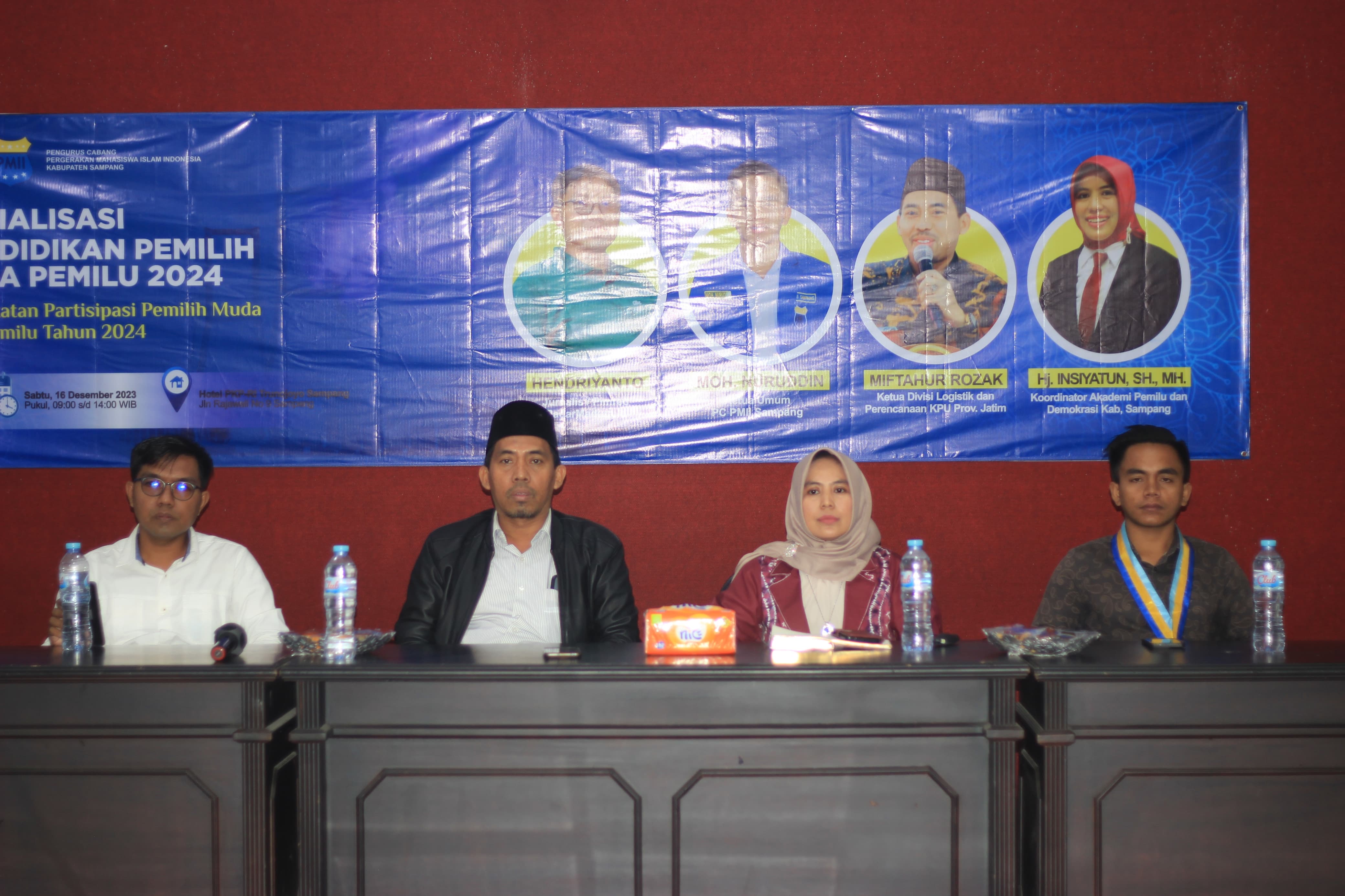 PARA PEMATERI: Dari kiri, Pemred RadarMadura.id Hendriyanto, Komisioner KPU Provinsi Jatim Miftahur Rozaq, Koordinator Akademisi dan Demokrasi Sampang Insiyatun dan Ketua PC PMII Sampang Moh Nuruddin.