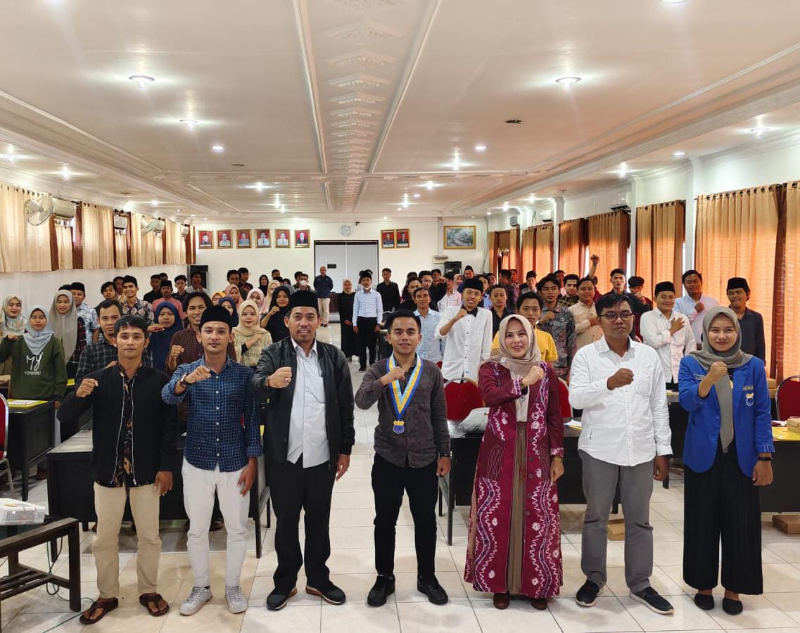 KEPALKAN TANGAN: Para narasumber berfoto bersama peserta sosialisasi pemilih muda di Hotel PKP-RI Trunojoyo Sampang, Sabtu (16/12).