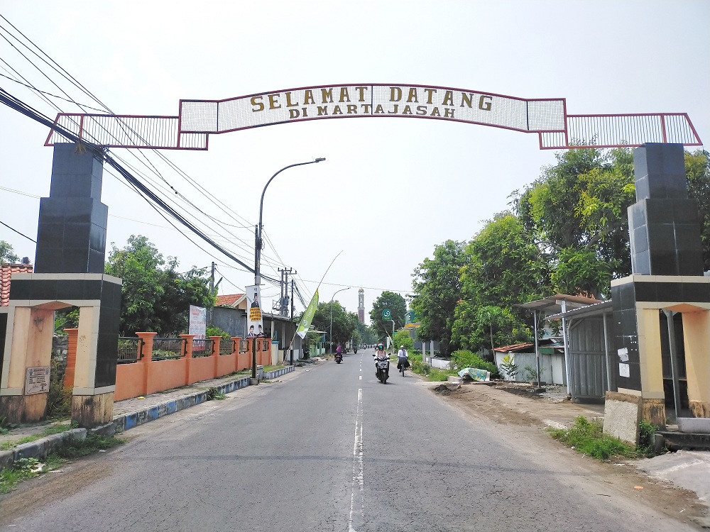 LENGANG:&nbsp; Pengendara motor melintas di Desa Martajasah, Bangkalan, Rabu (13/12). (VIVIN AGUSTIN HARTONO/JPRM)