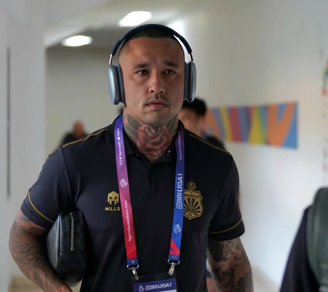 DEBUT: Pemain anyar Bhayangkara FC Radja Nainggolan tiba di Stadion Patriot Candrabhaga. (IG: @bhayangkarafc)
