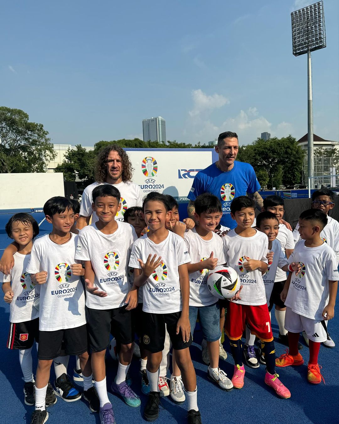 RAMAH: Carles Puyol dan Marco Materazzi berinteraksi dengan anak-anak dalam acara menyambut UEFA EURO 2024. (IG: @raffinagita1717)