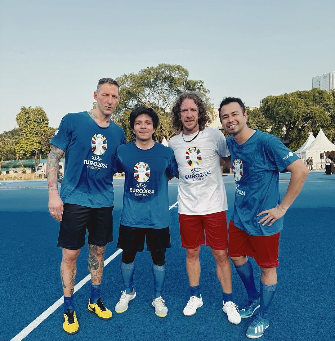 LEGENDA: Marco Materazzi (kiri) dan Carles Puyol (dua dari kanan) berfoto bersama Atta Halilintar dan Raffi Ahmad dalam acara Celebrity Sunday Match. (IG: @raffinagita1717)