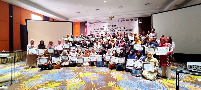 KOMPAK: Penulis dan ilustrator Cerita Anak Dwibahasa Jawa Timur 2023 berfoto bersama Kabag Umum BBJT setelah peluncuran di Hotel Mercure Grand Mirama Surabaya, Selasa (12/12).