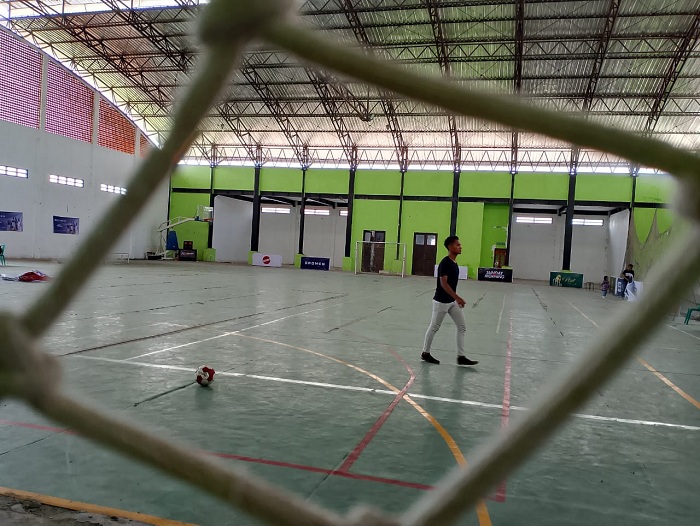 LENGANG: Panitia lomba Arek Lancor Champhionship sedang memantau lapangan di GOR Nyalaran, Pamekasan, Minggu (17/12). (UBAIDILLAHIR RA&rsquo;IE/JPRM)
