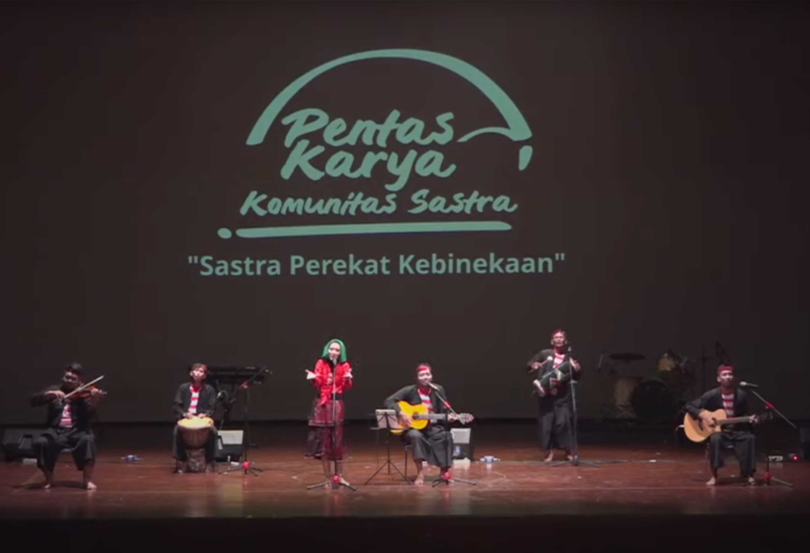 KHUSYUK: Anggota Komunitas Masyarakat Lumpur (KML) Bangkalan saat pentas musikalisasi puisi di Taman Ismail Marzuki Jakarta, Senin (11/12). (KOMUNITAS MASYARAKAT LUMPUR UNTUK JPRM)