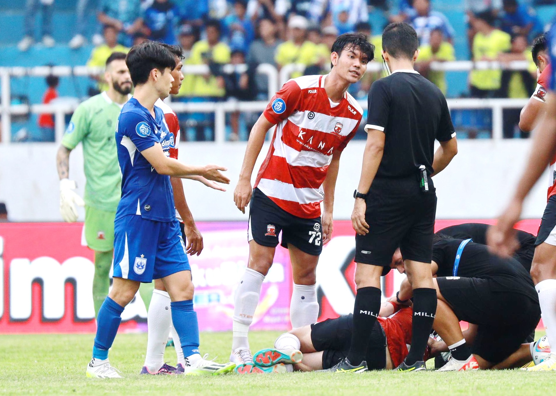 PUNYA NYALI: Pemain muda MU M. Anwar Rifai berbicara dengan wasit saat teman satu timnya dilanggar dalam laga melawan PSIS Semarang di Stadion Jatidiri, Sabtu (16/12). (MADURA UNITED UNTUK JPRM)