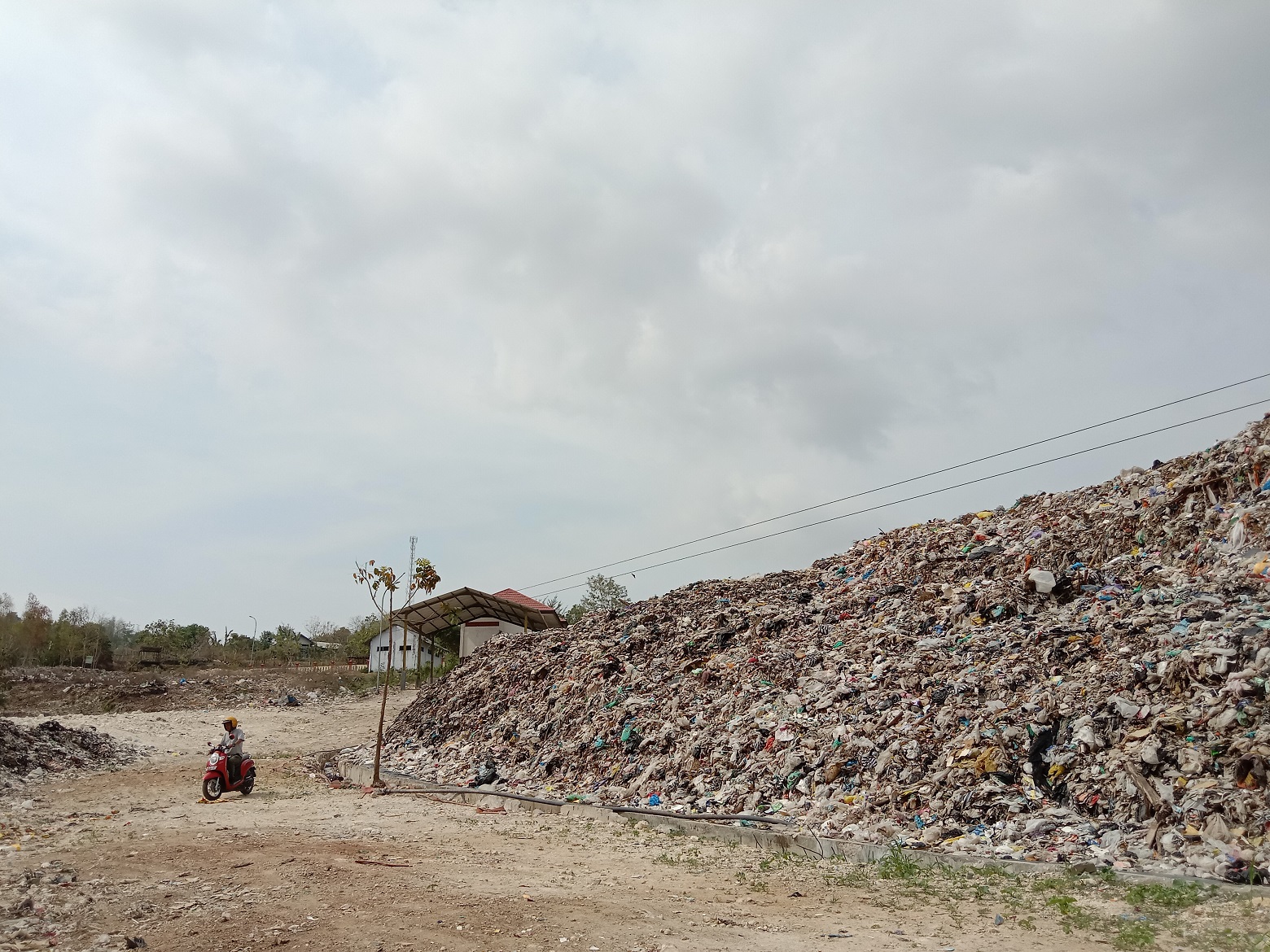 PENUH:&nbsp;Tumpukan sampah di TPA Desa Torbang, Kecamatan Batuan, menumpuk tinggi, Kamis (9/11). (MOHAMMAD ERWIN MAULIDIN MAASBACH/JPRM)