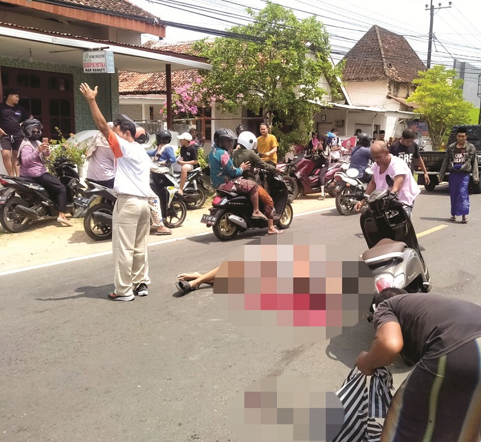 TAK TERTOLONG: Korban laka lantas Yugi Prayugo Setia Gunawan terkapar di jalan raya Desa Marengan Daya, Kecamatan Kota Sumenep, Senin (18/12).
