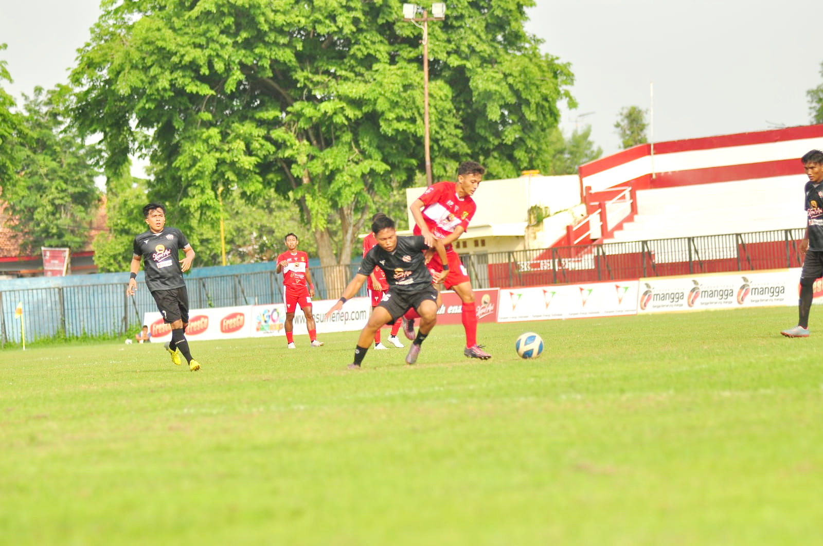 IMPRESIF: Pemain Perssu Madura City (merah) menutup ruang gerak pemain Persepam Pamekasan saat bertanding di Stadion A. Yani, Sumenep, Minggu (17/12). (PERSSU MC UNTUK JPRM)