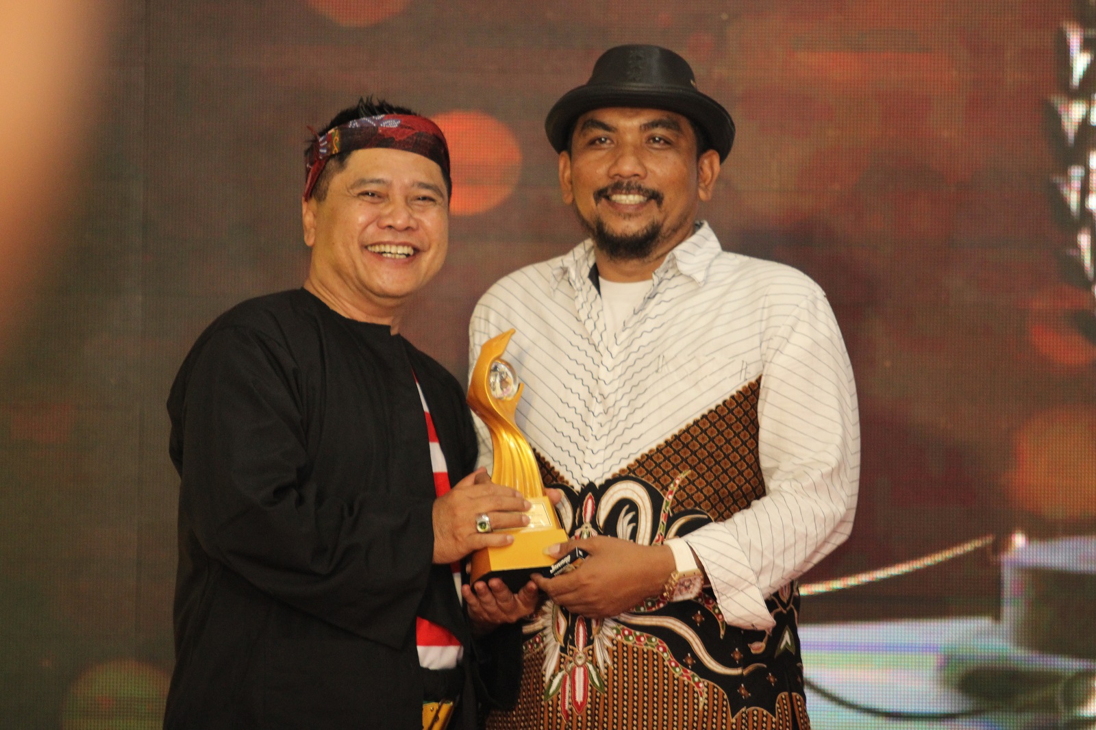 VISIONER: Advokat sekaligus Owner CV Jawara Internasional Djaya Marsuto Alfianto menerima piala dari Direktur JPRM Abdul Aziz pada Malam Anugerah Madura Awards 2023. (VIVIN AGUSTIN HARTONO/JPRM)