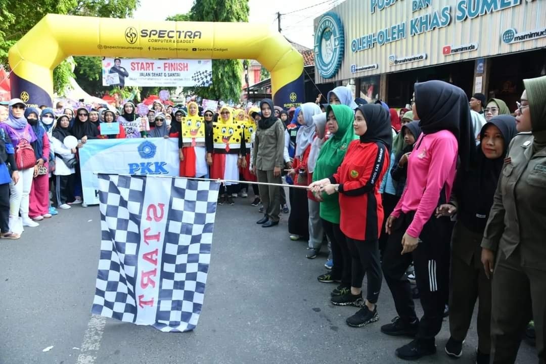 BERJALAN LANCAR:&nbsp;Ketua Perwosi Sumenep Nia Kurnia Fauzi&nbsp;(pegang bendera)&nbsp; melepas peserta&nbsp;JJS Hari Ibu di sisi timur Taman Bunga Pottre Koneng, Minggu (17/12). (NIA KURNIA UNTUK JPRM)