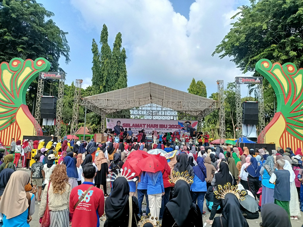 BERLANGSUNG MERIAH: Para peserta berada di sisi timur Taman Bunga Pottre Koneng Sumenep menunggu pengundian JJS Perwosi Hari Ibu, Minggu. (MUHAMMAD ERWIN MAULIDIN M/JPRM)