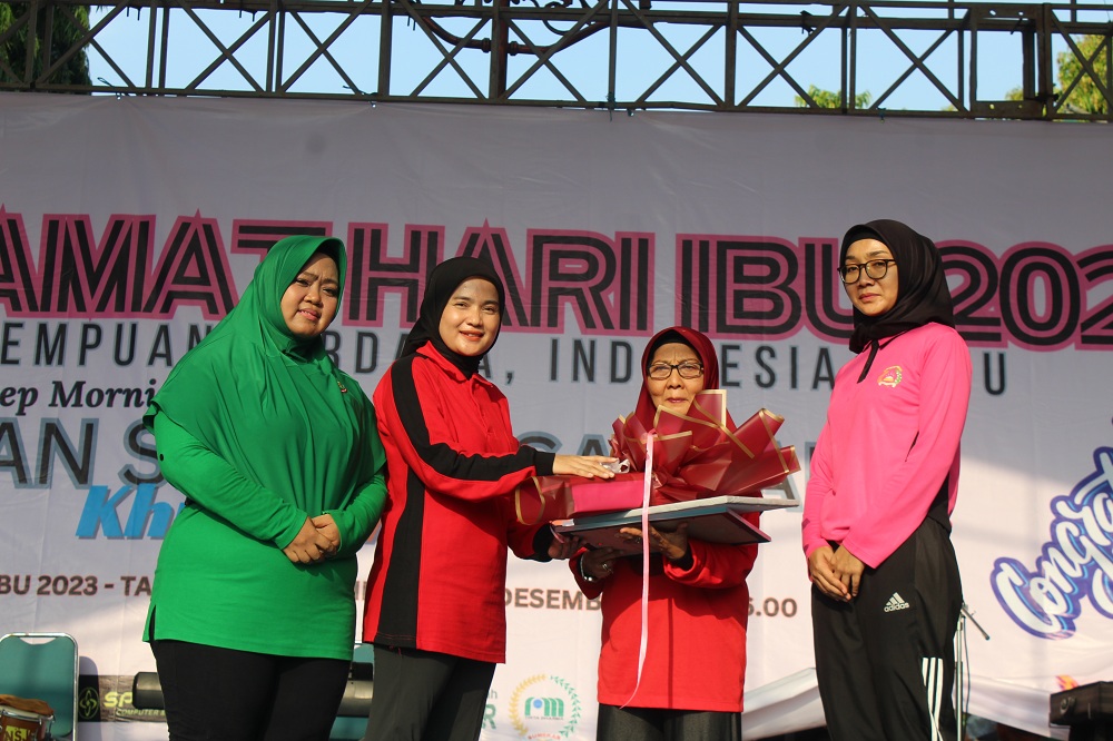 PEDULI:&nbsp;Ketua Perwosi Sumenep Nia Kurnia Fauzi didampingi jajaran&nbsp;Bhayangkari dan Persit Chandra Kirana&nbsp;memberikan penghargaan kepada perempuan inspiratif dalam JJS Hari Ibu, Minggu (17/12).