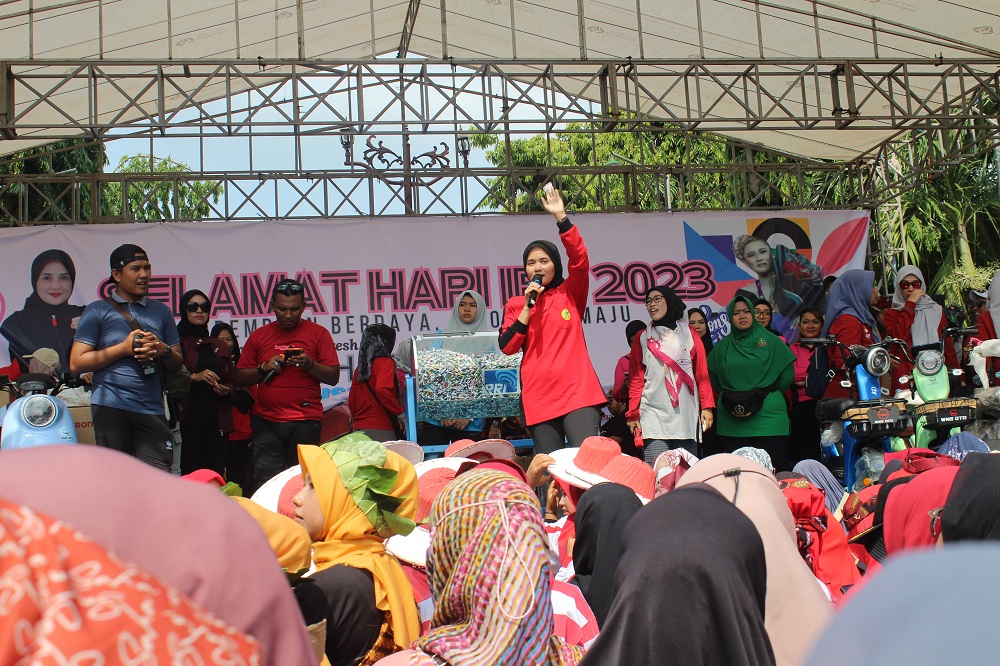 PEREMPUAN HEBAT: Ketua Perwosi Sumenep Nia Kurnia Fauzi (pegang mikrofon)  menyampaikan sambutan pada JJS Hari Ibu di sisi timur Taman Bunga Pottre Koneng, Minggu (17/12). (NIA KURNIA UNTUK JPRM)