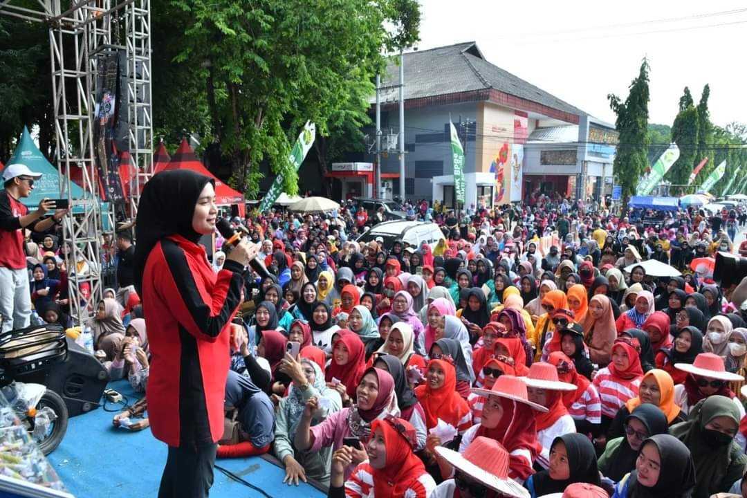 PEREMPUAN HEBAT:&nbsp;Ketua Perwosi Sumenep Nia Kurnia Fauzi&nbsp;(pegang mikrofon)&nbsp; menyampaikan sambutan pada JJS Hari Ibu di sisi timur Taman Bunga Pottre Koneng, Minggu (17/12). (NIA KURNIA UNTUK JPRM)