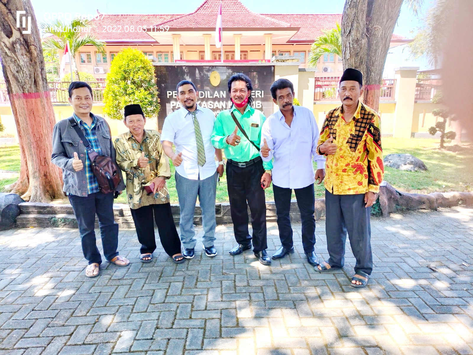 PEDULI: Marsuto Alfianto berfoto bersama dengan kliennya di depan Pengadilan Negeri Pamekasan usai memberi pendampingan hukum gratis. (MARSUTO ALFIANTO UNTUK JPRM)