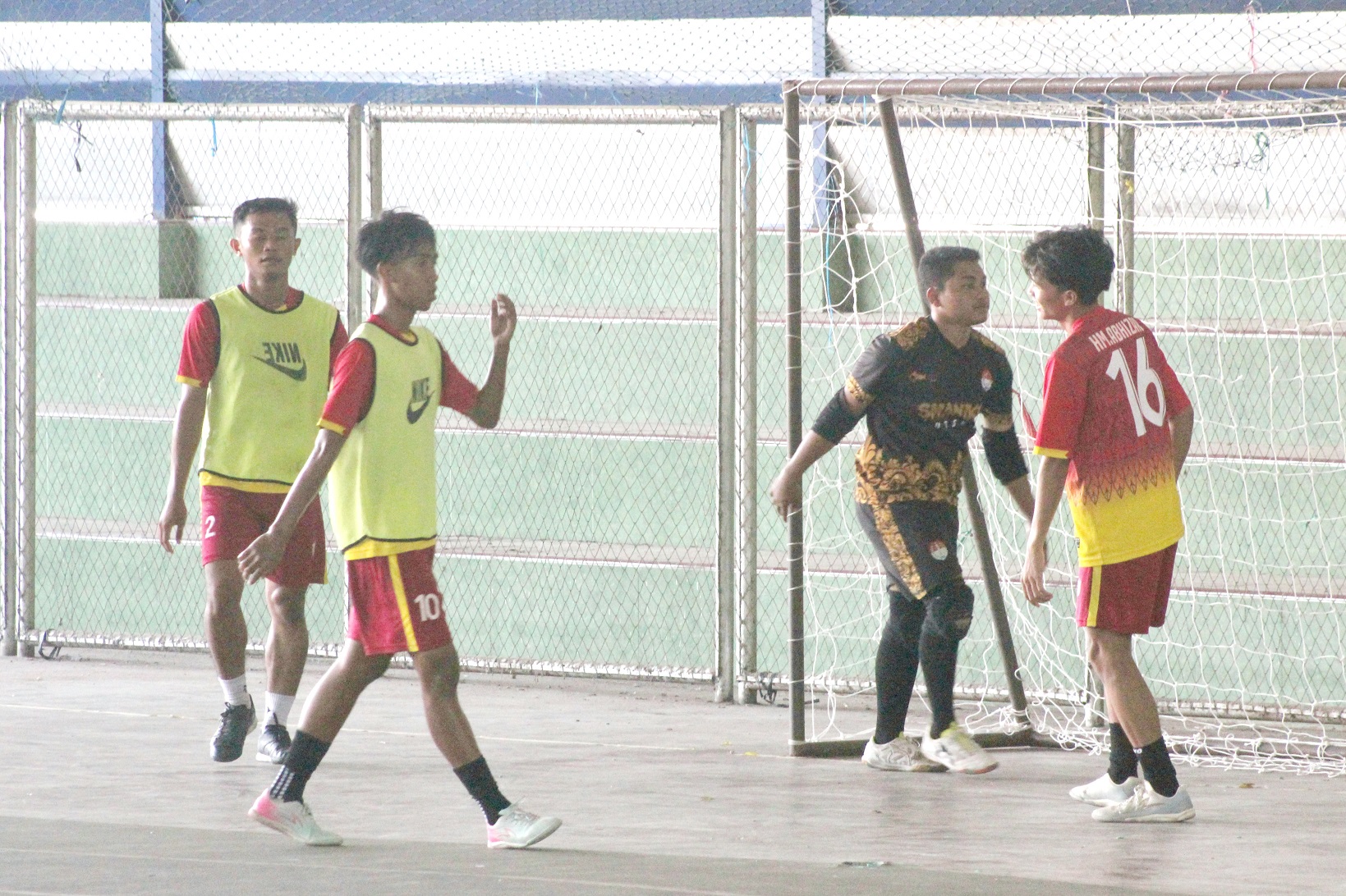 BERSEMANGAT: Pemain futsal Sampang menjalani latihan di GOR Indoor Wijaya Kusuma, Minggu (27/8). (DOK JPRM)