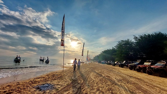 ESTETIK: Sejumlah pengunjung berada di area Pantai Lon Malang yang berada di Desa Bira Tengah, Kecamatan Sokobanah, Sampang, Minggu (16/7). (JUNAIDI PONDIYANTO/JPRM)
