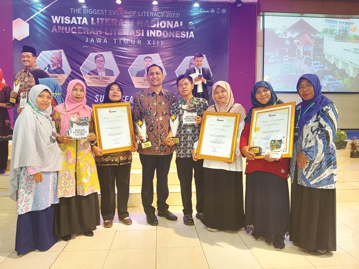 PEDULI LITERASI: Kadispendik Sumenep Dwi Agus Saputra, S.Sos., M.Si berfoto bersama perwakilan Guru Pegiat Literasi Sumenep usai menerima penghargaan di acara Wisata Literasi Nasional, Minggu (17/12).