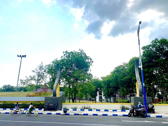 SANTAI: Pemuda duduk di sekitar Alun-Alun Trunojoyo, Sampang, Sabtu (16/12). (MOH. IQBAL AFGANI/JPRM)
