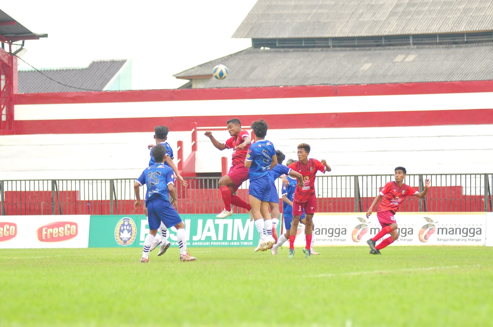 BERSAING SENGIT: Pemain Persesa Sampang (merah) berebut bola dengan pemain Perseba Bangkalan saat berlaga di Liga 3 Jatim di Stadion A. Yani Sumenep, Minggu (17/12). (PERSSU MC Untuk JPRM)