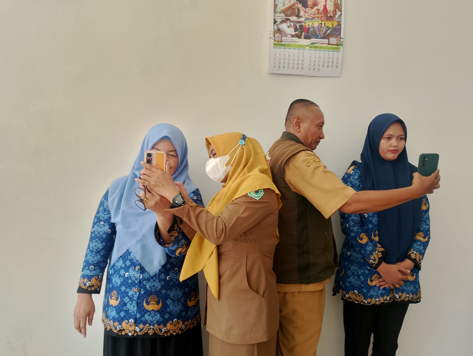 ANTUSIAS: Pegawai BKPSDM Pamekasan melakukan perekaman wajah untuk presensi berbasis android di kantor BPBD, Selasa (19/12). (UBAIDILLAHIR RA&rsquo;IE/JPRM)