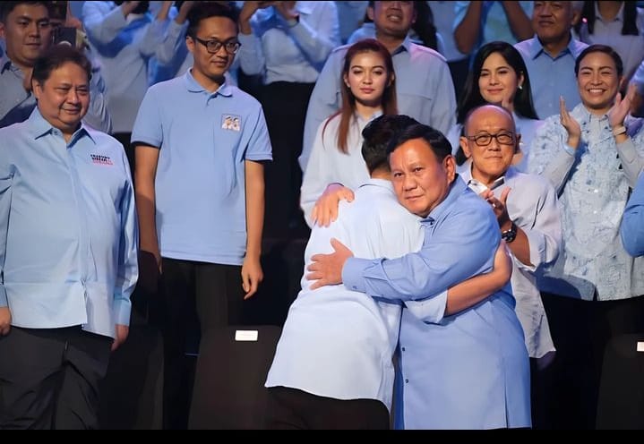 SOLID: Capres  Prabowo Subianto berangkulan dengan cawapres Gibran Rakabuming Raka.