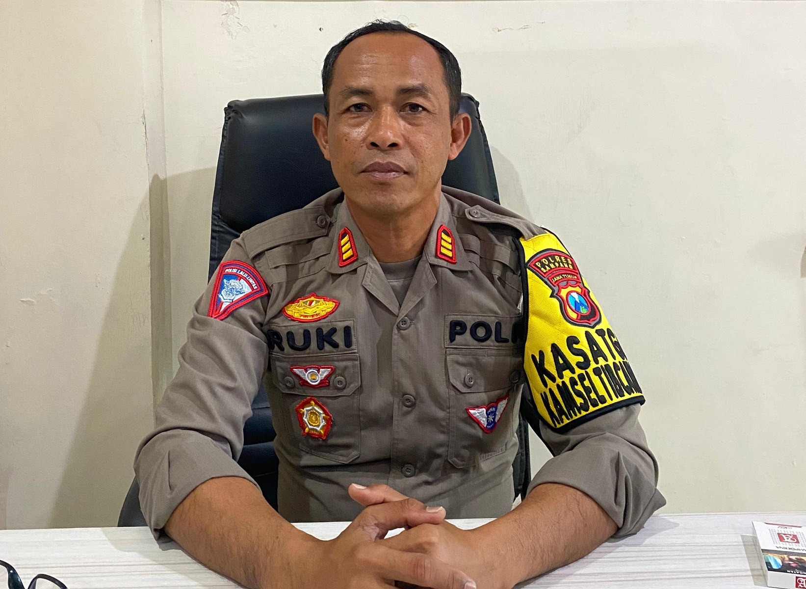 RAMAH: Kasatlantas Polres Sampang AKP Rukimin saat ditemui di ruangannya Senin (18/12). (MOH. IQBAL AFGANI/JPRM)