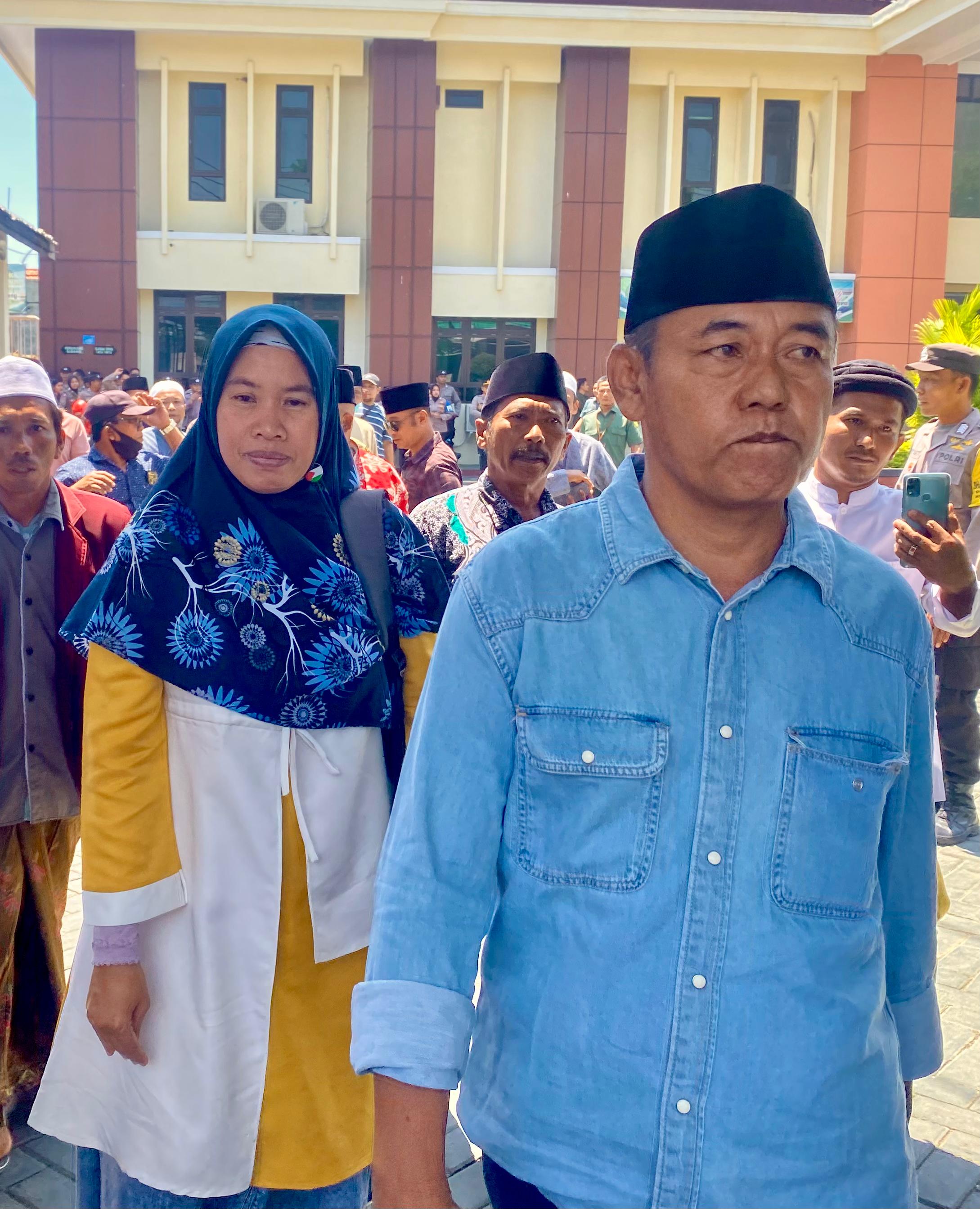 SELESAI: Abd. Wadud didampingi kuasa hukumnya, Nurul Fariati, berjalan pulang setelah sidang di PN Sampang, Selasa (19/12). (MOH. IQBAL AFGANI/JPRM)