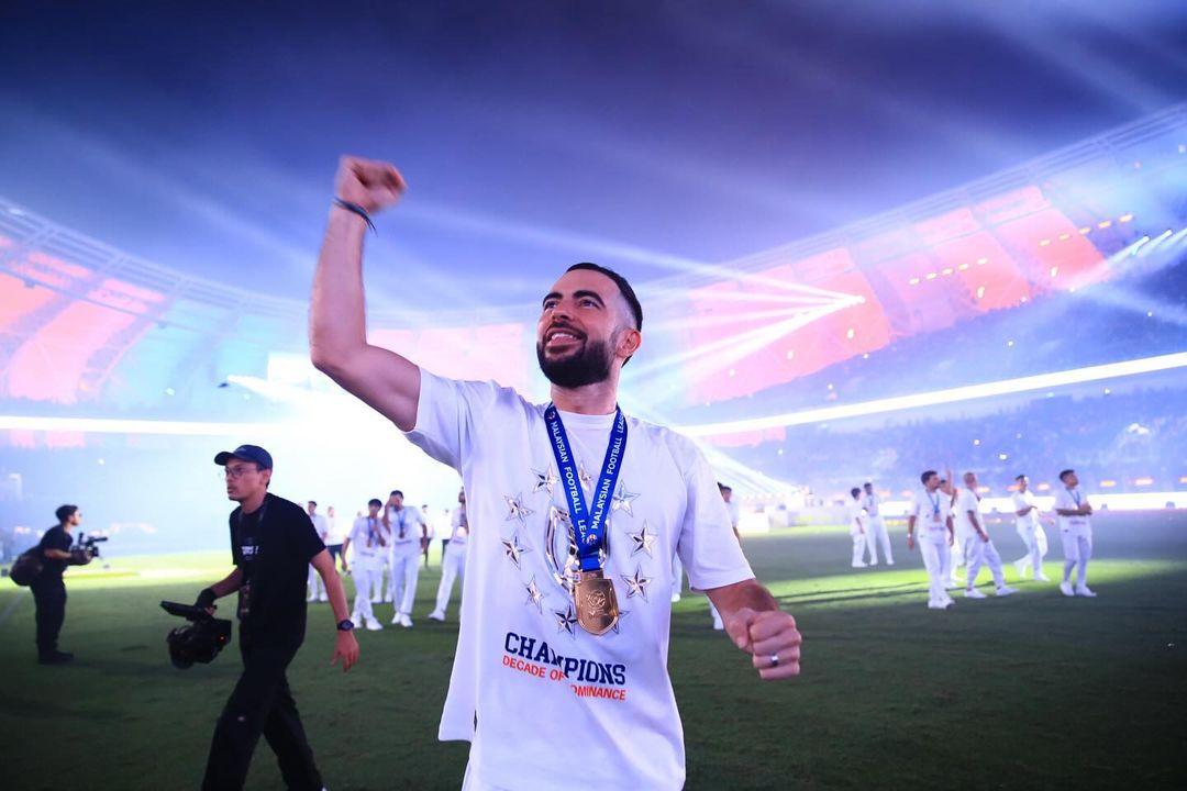 SUPERIOR: Pemain Timnas Indonesia Jordi Amat sukses membantu timnya Johor Darul Ta&rsquo;zim menjadi yang terbaik selama 10 tahun terakhir. (IG: @officialjohor)