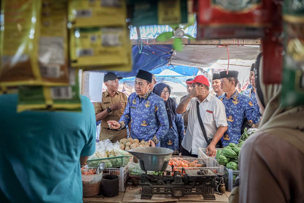 PJ Bupati Pamekasan saat turun ke pasar untuk mengecek langsung harga kebutuhan pokok.