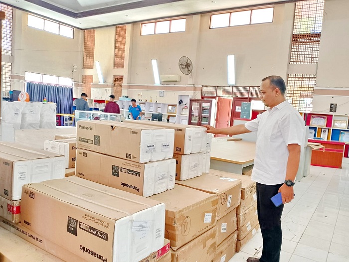 MENUMPUK: Pustakawan Disperpusip Pamekasan Kusairi menunjukkan pendingin ruangan (AC) yang dibeli di kantornya Rabu (20/12). (UBAIDILLAHIR RA&rsquo;IE/JPRM)