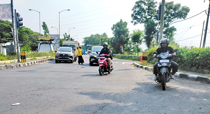 LANCAR: Sejumlah kendaraan melaju dari arah Surabaya melintas di simpang tiga Tangkel, Kecamatan Burneh, Bangkalan, Rabu (20/12). (VIVIN AGUSTIN HARTONO/JPRM)