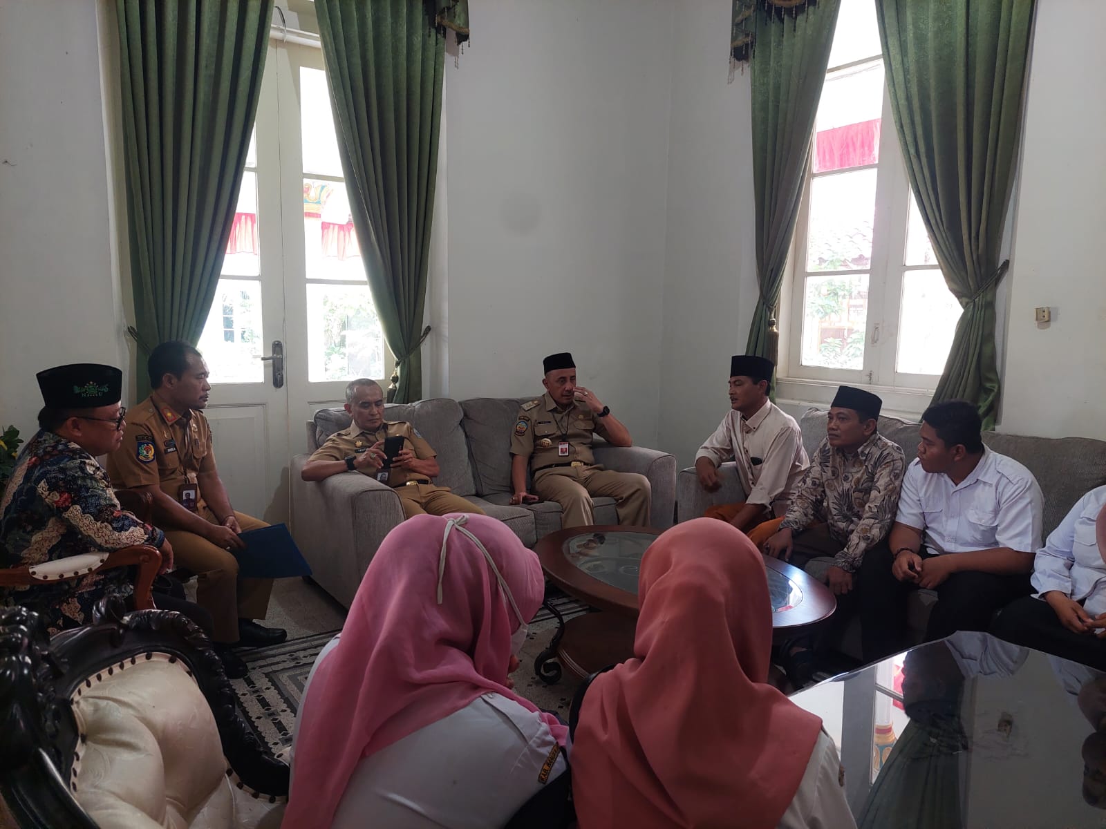 BERKELUH KESAH: Sejumlah guru honorer SDN Tambegan, Arosbaya, menemui Pj Bupati Bangkalan Arief M. Edie di Pendopo Agung Bangkalan, Rabu (20/12). (ZEINAL ABIDIN/JPRM)
