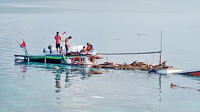 RENGGUT NYAWA: KM Labobar bermuatan 32 ekor sapi dan 19 orang karam di perairan Desa/Pulau Karamian, Kecamatan Masalembu, Sumenep, Rabu (20/12). (HUMAS POLRES SUMENEP UNTUK JPRM)