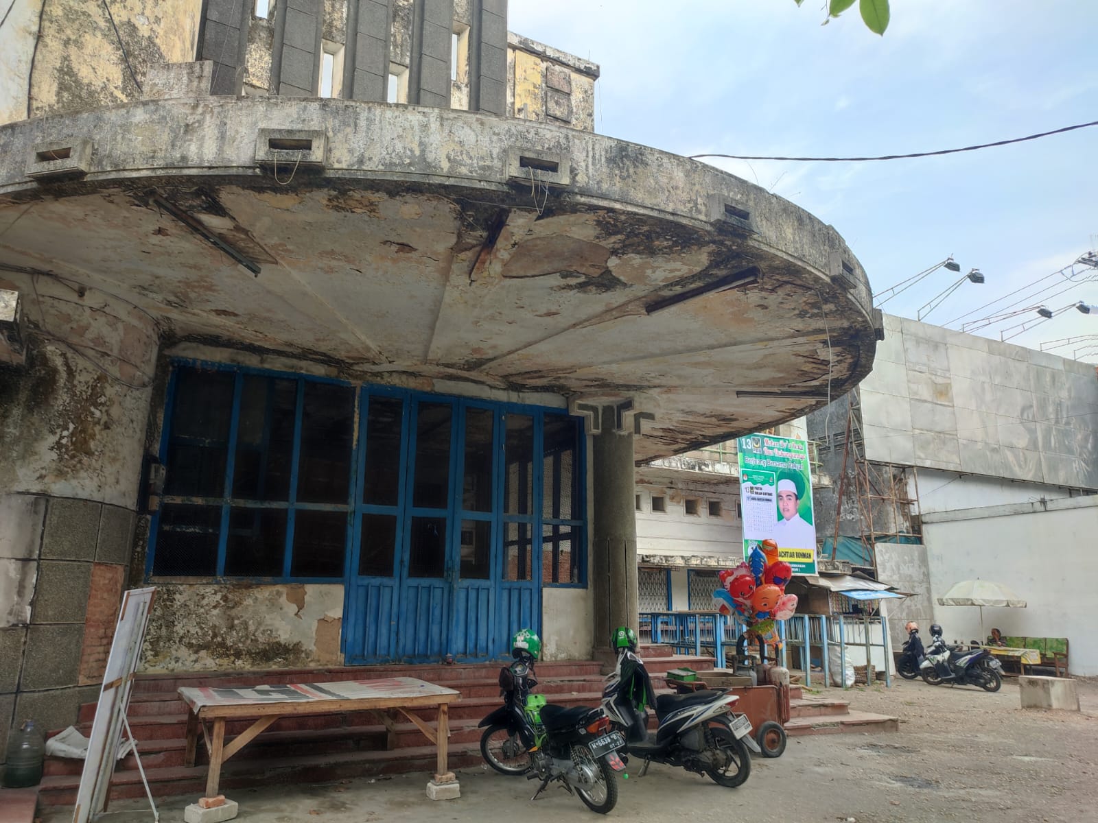 TINGGI: Seorang warga berada di samping gedung eks Bioskop Irama, Jalan Panglima Sudirman, Kelurahan Barurambat Kota, Kamis (14/12). (LAILIYATUN NURIYAH/JPRM)