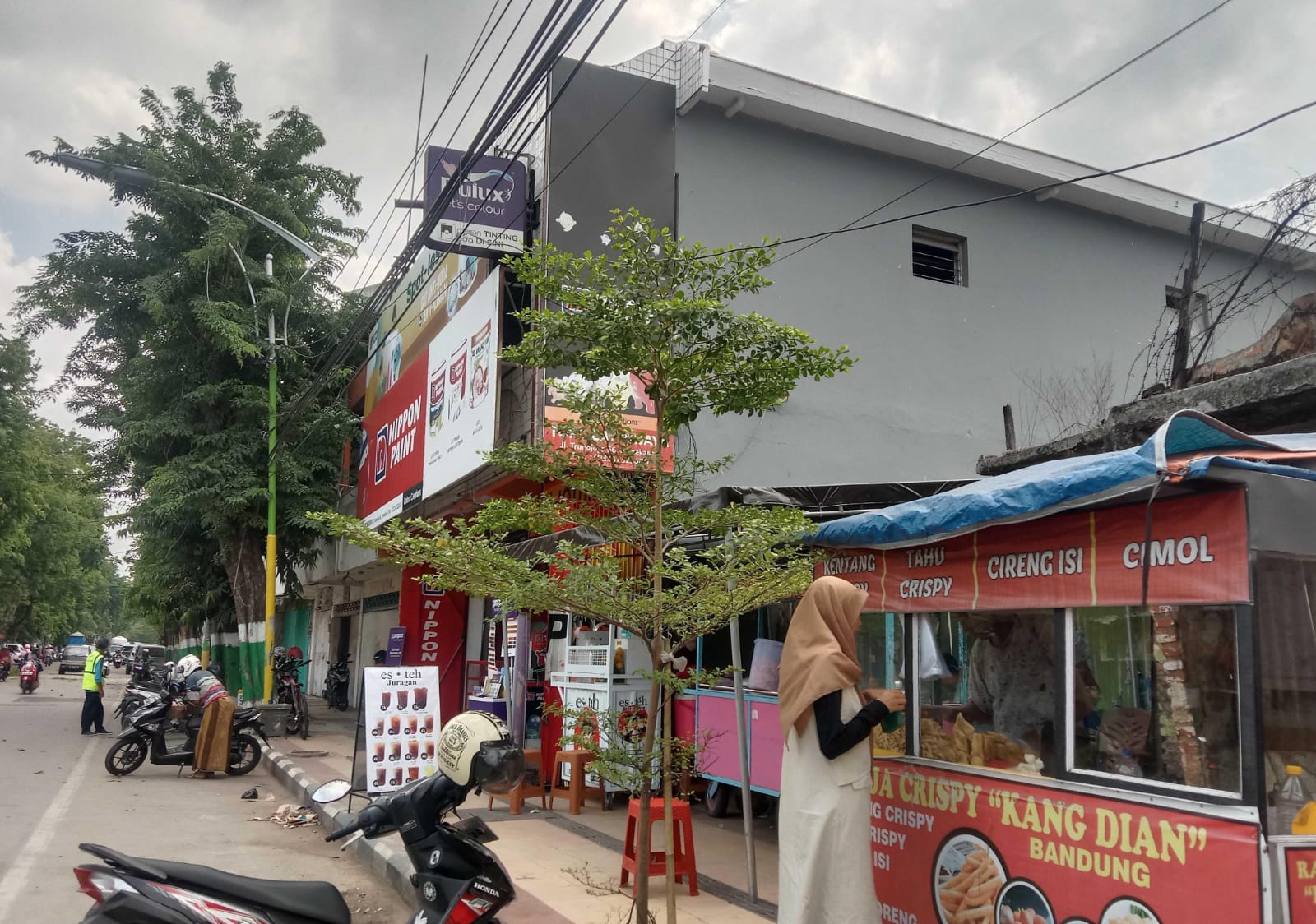 CAMILAN: Seorang remaja sedang membeli makanan ringan di Kelurahan Barurambat Kota, Minggu (26/11). (LAILIYATUN NURIYAH/JPRM)
