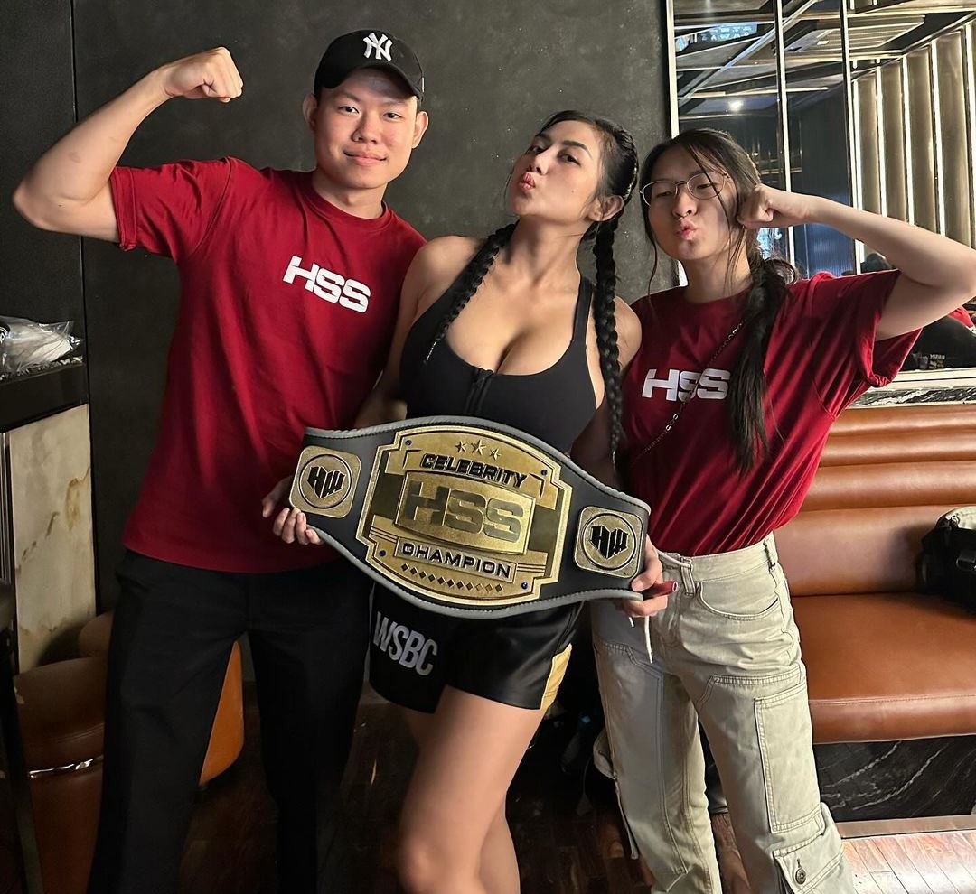 SABUK KEMENANGAN: Pamela (tengah) memamerkan sabuk juara yang dia raih. (IG: @pamelaaaasafitri)