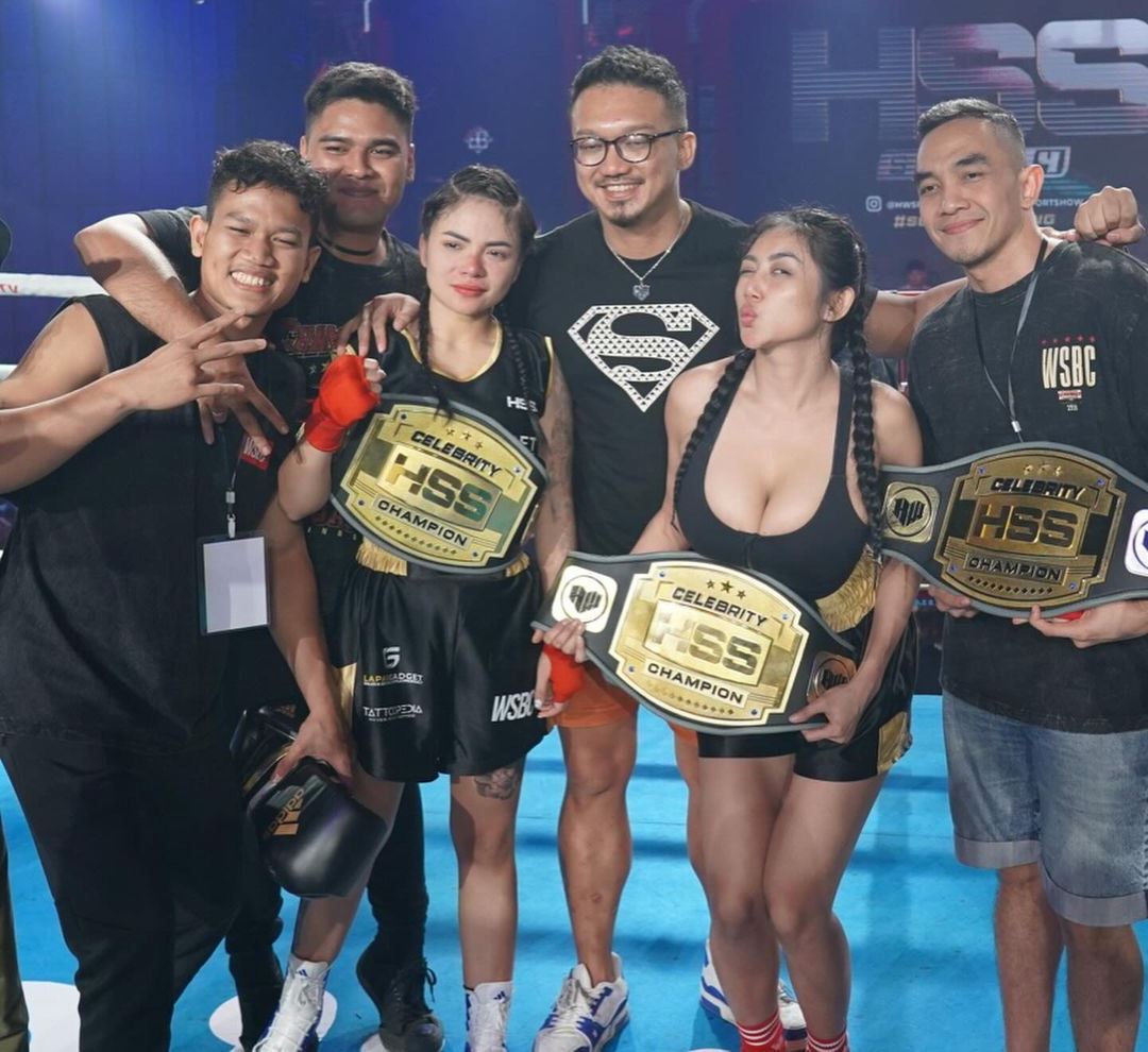 QUEEN OF RING: Dinar Candy (tiga dari kiri) berhasil menjadi yang terbaik dalam duel melawan Berlliana Lovell. (IG: @vickynatra)