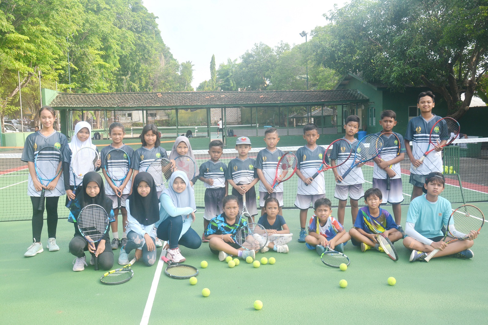 GENERASI PENERUS: Atlet usia dini Pelti Sumenep foto bersama seusai latihan di Kelurahan Pajagalan, Minggu (17/12). (PELTI SUMENEP UNTUK JPRM)