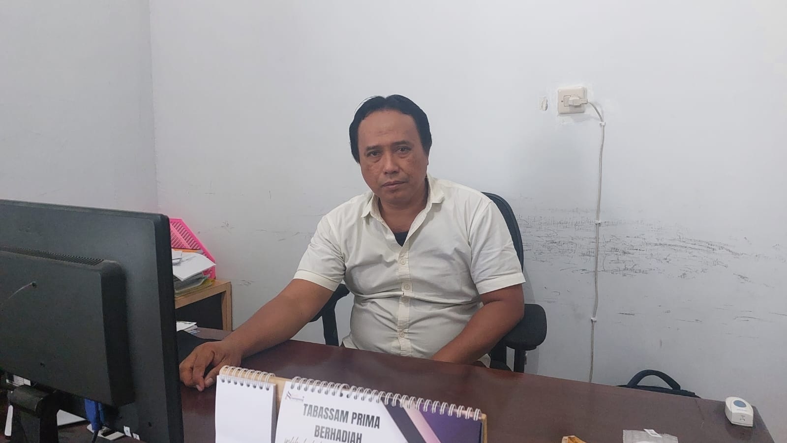 RAMAH: Plt Direktur Utama PT Geliat Sampang Mandiri (GSM) Tamsul ketika ditemui di ruang kerjanya Selasa (19/12). (JUNAIDI PONDIYANTO/JPRM)