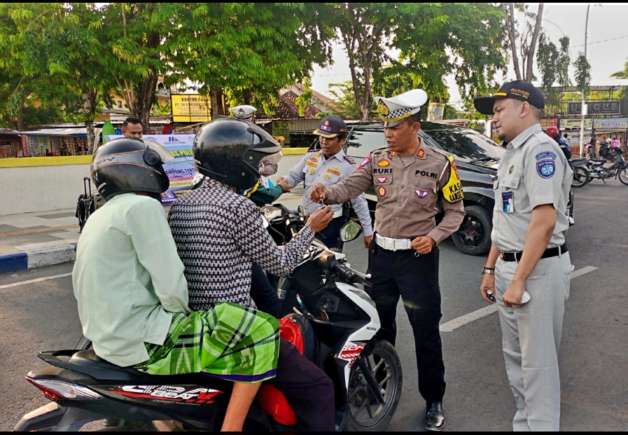 TAK TERTIB: Pemotor terjaring Operasi Senyum Satlantas Polres Sampang pada Senin (18/12). (DODY UNTUK JPRM)