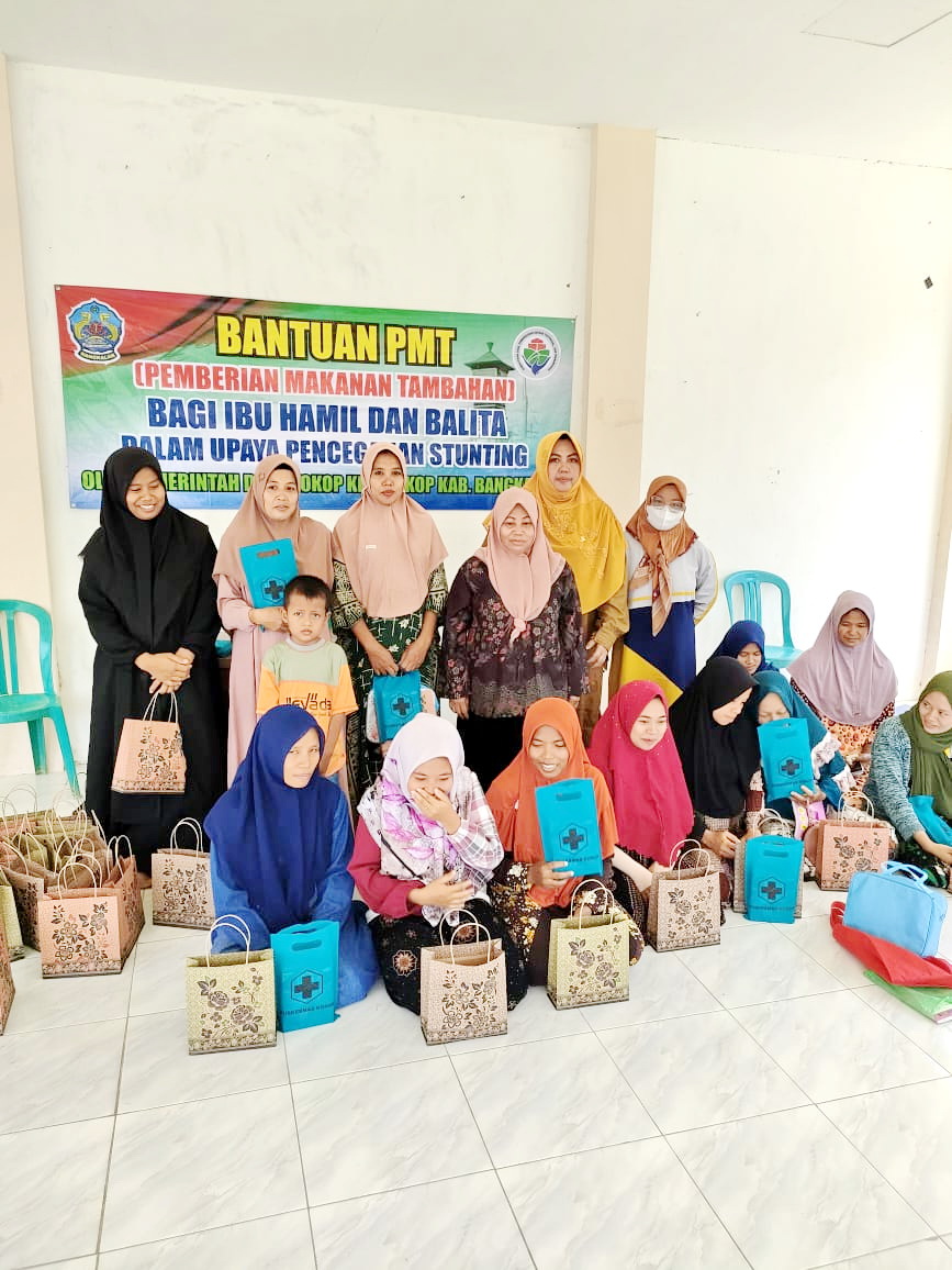 SEHAT BERSAMA: Warga Desa/Kecamatan Kokop mendapat PMT setelah mengikuti kelas ibu hamil di balai desa, Rabu (20/12). (PUSKESMAS KOKOP UNTUK JPRM)