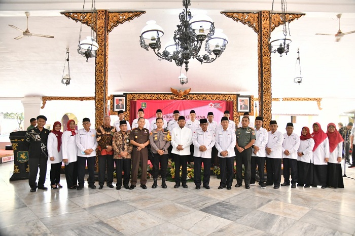 BERSINERGI: Bupati Sumenep Achmad Fauzi Wongsojudo (tengah) berfoto bersama dengan Dewan Kehormatan dan Pengurus PMI Sumenep masa bakti 2023&ndash;2028 usai dilantik Kamis (21/12). (PMI SUMENEP UNTUK JPRM)