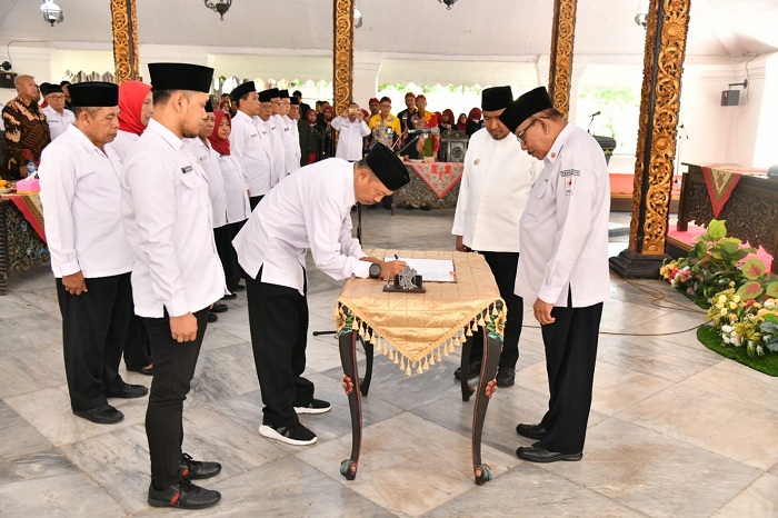 SIAP MENGEMBAN AMANAH: Ketua PMI Sumenep Edy Rasiyadi menandatangani berita acara pelantikan di hadapan Ketua PMI Jatim Imam Utomo Kamis (21/12). (PMI SUMENEP UNTUK JPRM)