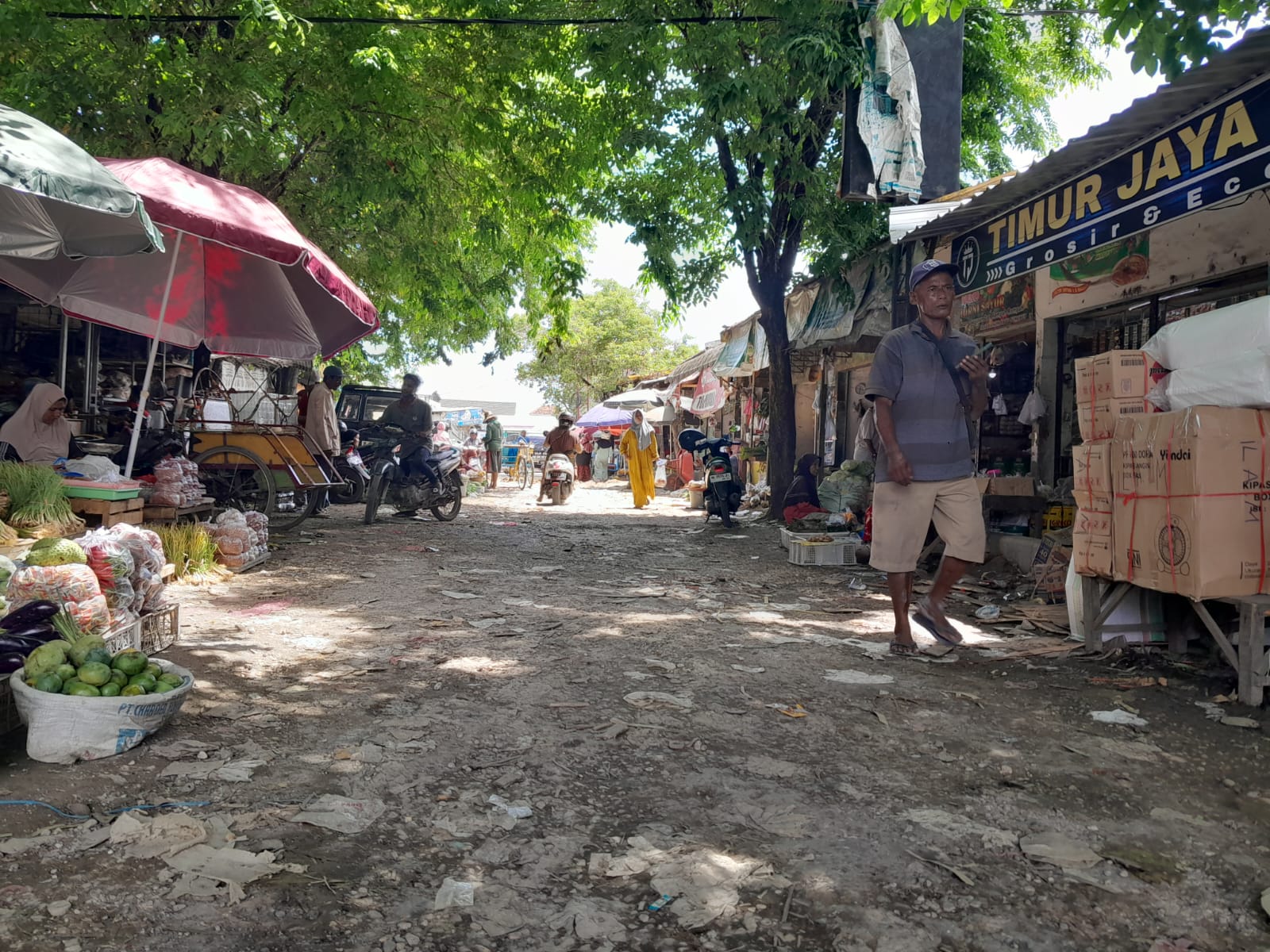 NIAGA: Suasana pedagang yang berjualan di Pasar Anom Baru Sumenep. (MOH. BUSRI/JPRM)